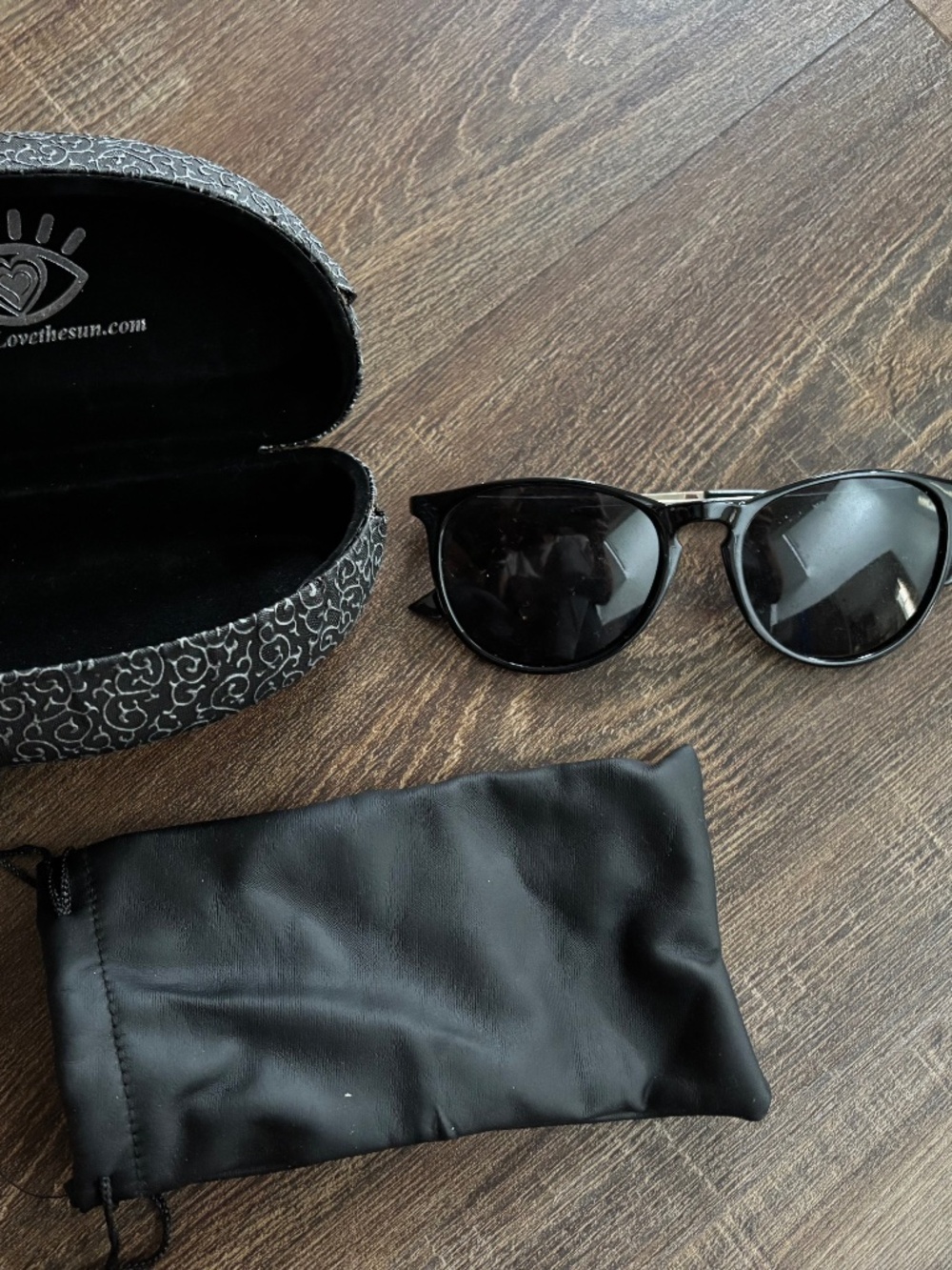Eye Love The Sun Sunglasses Adult Unisex Excellent Condition black